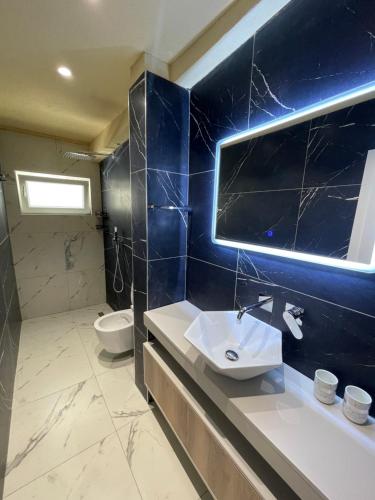 Bilik mandi di Cozy Apartament