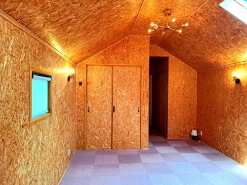 an empty room with wooden doors and a window at Cottage Flamingo - Vacation STAY 58478v in Minato