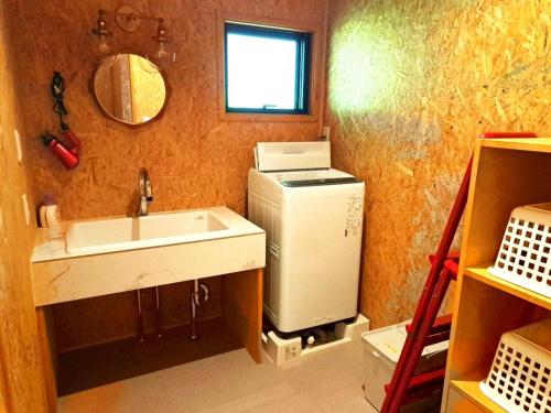 a small kitchen with a sink and a microwave at Cottage Flamingo - Vacation STAY 58478v in Minato