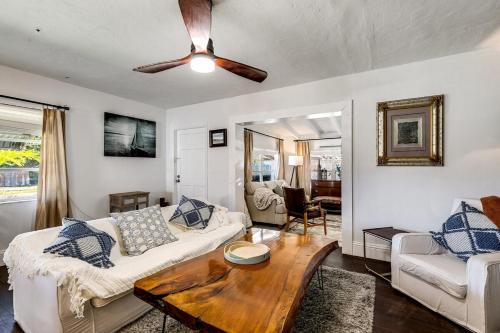 Khu vực ghế ngồi tại One mile to beautiful sandy beach