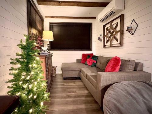 Posezení v ubytování Hot Tub! The Blue Ridge Luxury Container Home