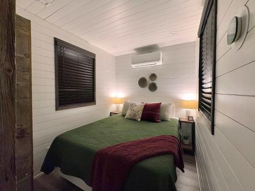 Postel nebo postele na pokoji v ubytování Hot Tub! The Blue Ridge Luxury Container Home