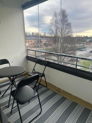 a room with a table and two chairs and a large window at Hostel400Kokkola Kaksio Hollihaka in Kokkola