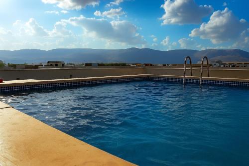 een zwembad bovenop een gebouw bij לב בית שאן in Bet Sheʼan