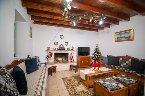 ein Wohnzimmer mit einem Weihnachtsbaum darin in der Unterkunft Mikros Paradisos Pelion in Áyios Vlásios