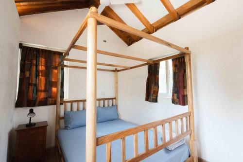 une chambre avec un lit superposé dans une pièce dans l'établissement The Boom Cottage, à Aposentillo