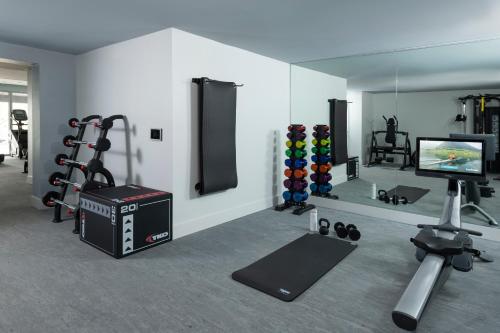 Fitness centrum a/nebo fitness zařízení v ubytování Mint House Tampa - Downtown