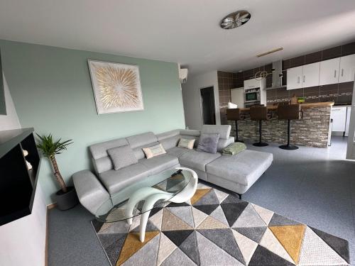 un salon avec un canapé et une table dans l'établissement Une appartement entier à Brive la gaillarde, à Brive-la-Gaillarde