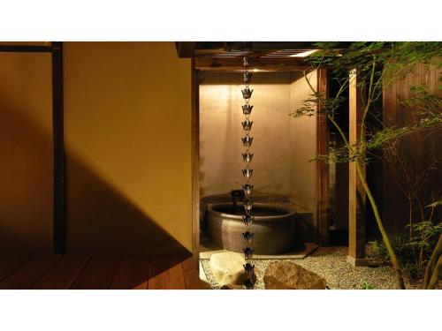 une baignoire dans un coin d'une pièce dans l'établissement Kishoan did - Vacation STAY 81774v, à Shimmachidōri