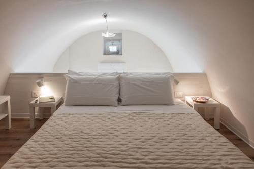 1 dormitorio con 1 cama grande y techo abovedado en MandorleOlio Versomare, en Polignano a Mare