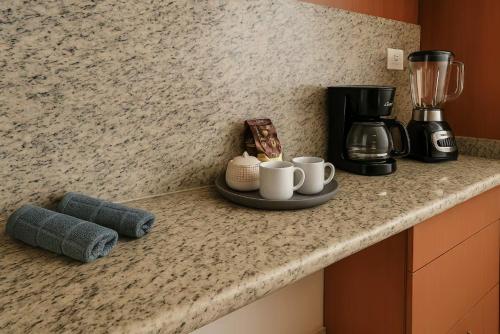 Příslušenství pro přípravu čaje a kávy v ubytování Apartamento en el este de Barquisimeto