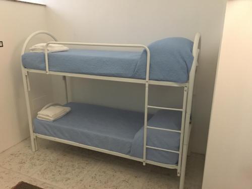 kilka łóżek piętrowych w pokoju w obiekcie I due Grappoli w mieście Boscotrecase