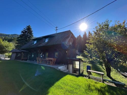 ScheiflingPanoramablick Hütte的屋顶上阳光灿烂的房子