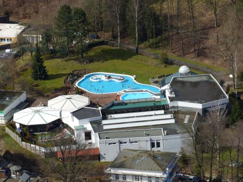 una vista aérea de una casa con piscina en Ferienwohnung Bergblick, en Bad Harzburg