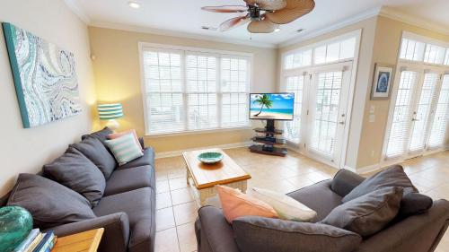 マートルビーチにあるCaribbean Cove 504のソファ2つとテレビのあるリビングルーム