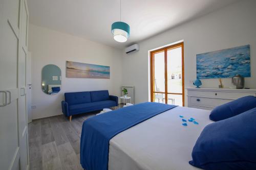 ein Schlafzimmer mit einem blauen Bett und einem blauen Stuhl in der Unterkunft Villa Vera, accesso al mare, vista Castello, AC in Brindisi
