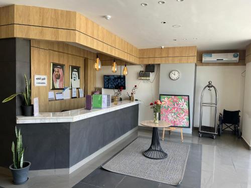 a restaurant with a counter in a room at شقق نازلين للشقق المخدومة in Al Bahadah