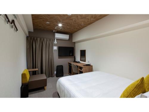 une chambre d'hôtel avec un lit et un bureau dans l'établissement Hotel Reference Tenjin - Vacation STAY 76573v, à Susakiuramachi