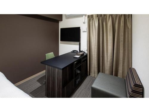 une chambre d'hôtel avec un bureau et une chaise dans l'établissement Hotel Reference Tenjin - Vacation STAY 80086v, à Susakiuramachi