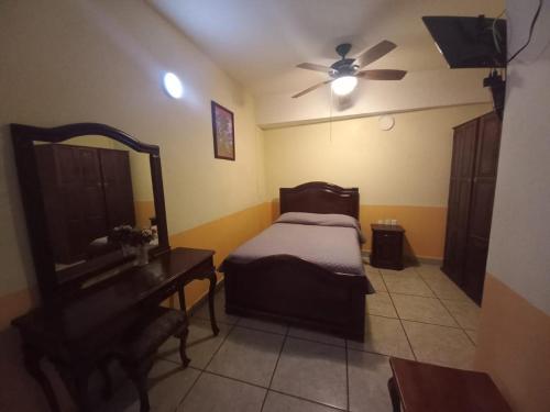 Postel nebo postele na pokoji v ubytování Hotel Real de Cortés