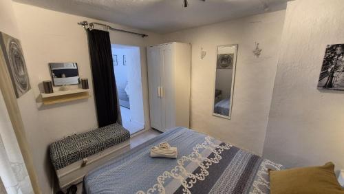 贝赫尔-德拉弗龙特拉Vejer de la Frontera Luis的一间带床和窗户的小卧室