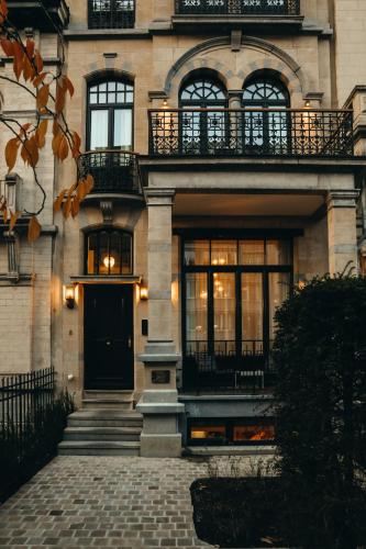 a large building with a black door and windows at La Villa Maurice in Brussels