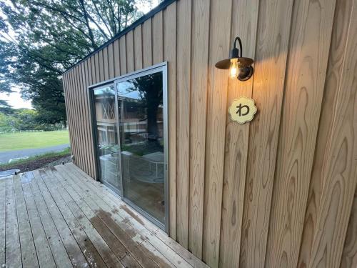 un bâtiment avec une porte portant un numéro b dans l'établissement Aiueo no Mori - Vacation STAY 79136v, à Yamashiro