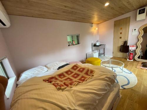 une chambre avec un lit avec une couverture dessus dans l'établissement Aiueo no Mori - Vacation STAY 79136v, à Yamashiro