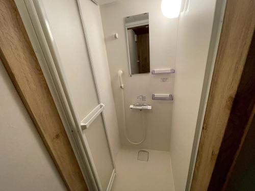 une salle de bain avec douche et miroir dans l'établissement Aiueo no Mori - Vacation STAY 79149v, à Yamashiro