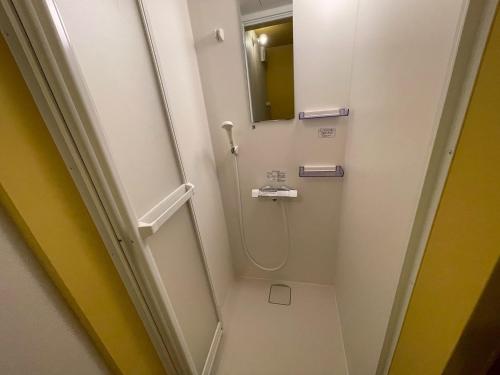 une salle de bain avec douche et miroir dans l'établissement Aiueo no Mori - Vacation STAY 79153v, à Yamashiro