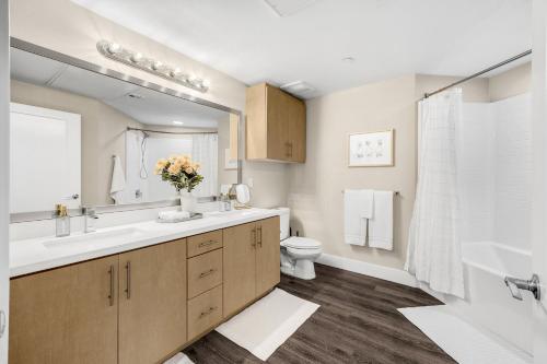 Koupelna v ubytování Luxury 1BR Newport Beach Condo with Pool and Gym