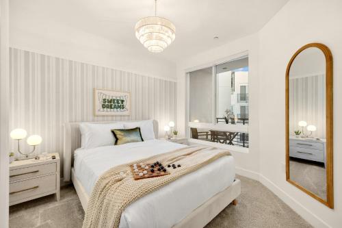 Postel nebo postele na pokoji v ubytování Luxury 1BR Newport Beach Condo with Pool and Gym