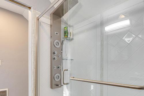 Vannituba majutusasutuses Fish, Hike and Explore Mtn-View Lake George Studio