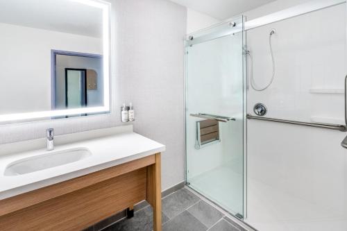 Ένα μπάνιο στο Garner Hotel Doswell Southeast by IHG