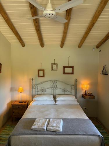 ein Schlafzimmer mit einem Bett mit zwei Kissen und einer Decke in der Unterkunft La Cambicha Ranchos in Los Reartes