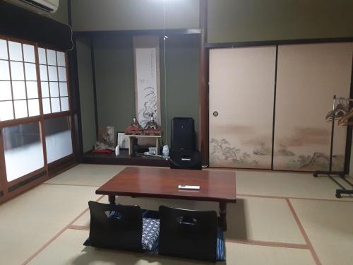 un salon avec une table en bois et une enceinte dans l'établissement Yadodokoro: Hiuchian - Vacation STAY 80970v, à Tamba-sasayama