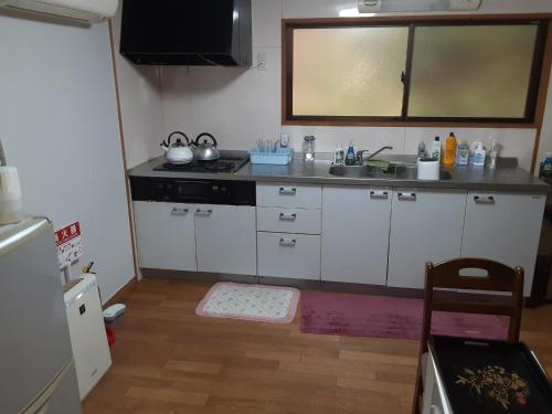 une cuisine avec un évier et un plan de travail dans l'établissement Yadodokoro: Hiuchian - Vacation STAY 80970v, à Tamba-sasayama