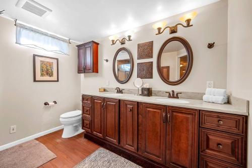 Phòng tắm tại Spacious Ski Home - 10 Miles to Stowe - 3BD 4 BA