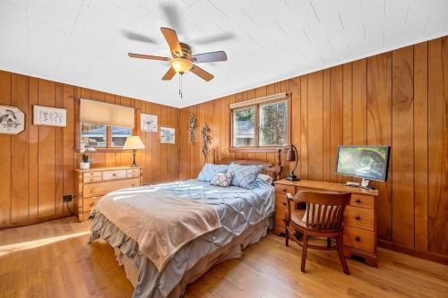 Giường trong phòng chung tại Spacious Ski Home - 10 Miles to Stowe - 3BD 4 BA