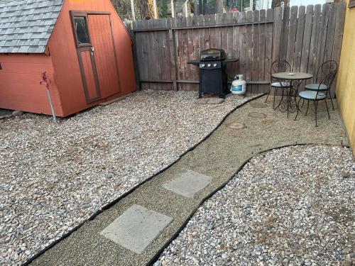 Galeriebild der Unterkunft Modern Big Bear Cabin With Spa, BBQ & EV Charging on Site in Big Bear City Airport