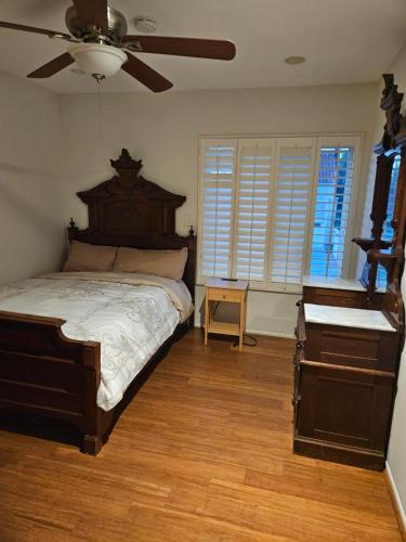 Ένα ή περισσότερα κρεβάτια σε δωμάτιο στο Luxurious Room available in a charming 5bdr house