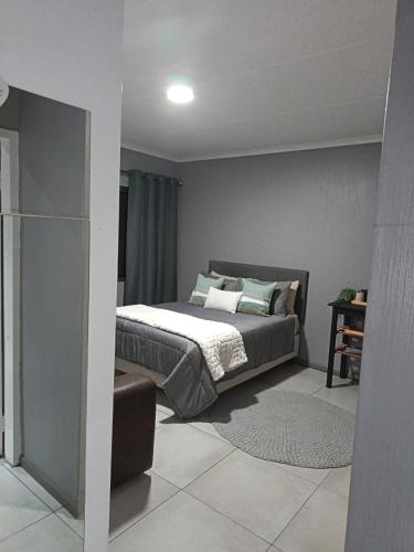 een slaapkamer met een bed in een kamer bij J & M Elegant escape 2 in Centurion