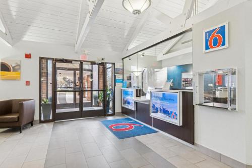 an office with a lobby with a waiting room at Motel 6-Piscataway, NJ in Piscataway