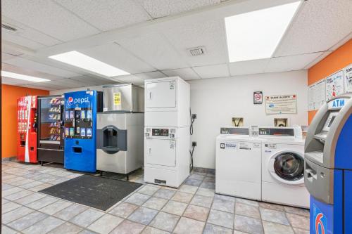 a laundry room with machines and a washer and dryer at Motel 6-Piscataway, NJ in Piscataway