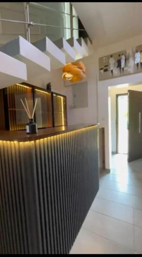 una camera con bancone di Emerald harbour apartments 