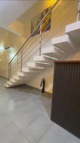 una scala in un edificio con gradini bianchi in una stanza di Emerald harbour apartments 