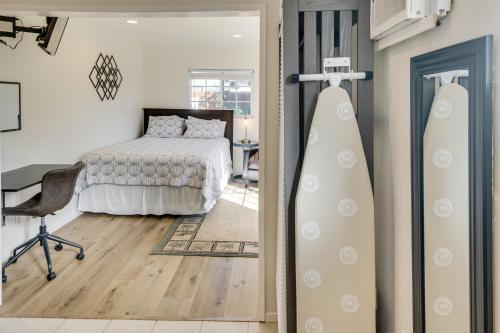 Ένα ή περισσότερα κρεβάτια σε δωμάτιο στο Work and Play! Extended-Stay Studio in Simi Valley