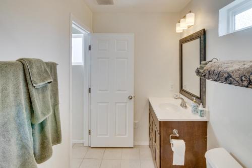 Ένα μπάνιο στο Work and Play! Extended-Stay Studio in Simi Valley