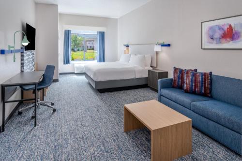 Ένα ή περισσότερα κρεβάτια σε δωμάτιο στο Garner Hotel Doswell Southeast by IHG