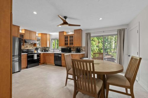 a kitchen with a table and chairs and a ceiling fan at Dublin Blue Haven - Home for 12 in Dublin